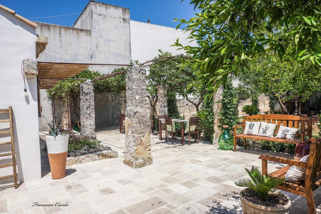 特里卡塞Corte Piri的户外庭院设有椅子和凉亭