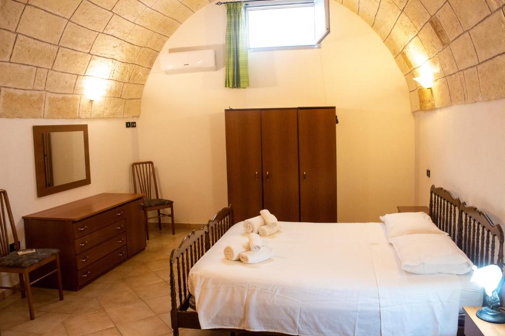 莱乌卡Casavacanze Antonio的一间卧室,配有一张带两个泰迪熊的床