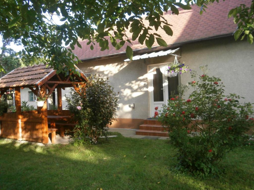Nagyvisnyó塞科斯维德豪斯酒店的庭院内带凉亭的白色房子