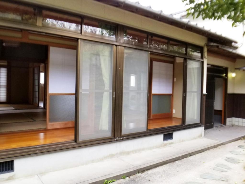 OdaUminomanmaesou - Vacation STAY 65243v的一面设有玻璃窗的房子