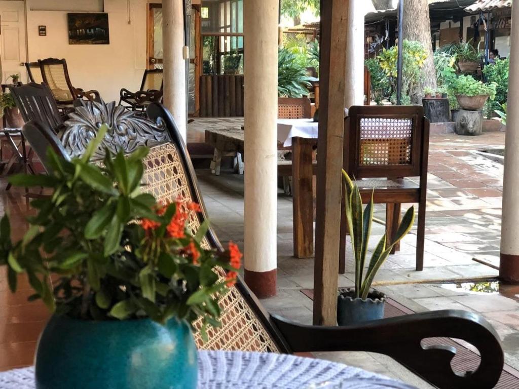 莱昂Casa de Los Berrios的庭院配有椅子和盆栽桌子