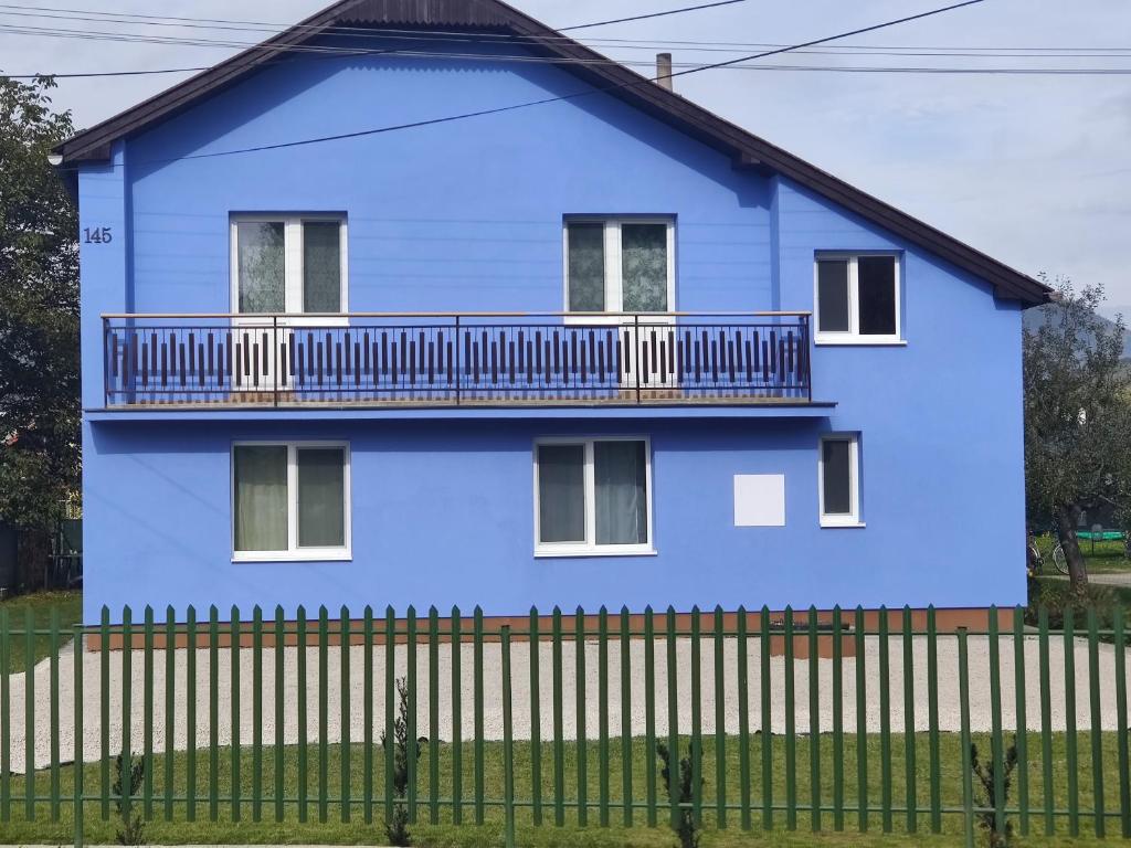 IvachnováVitajte v Ivachnova 145的前面有栅栏的蓝色房子