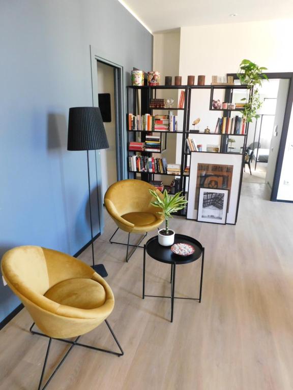 帕尔马Piumaviola Beds & Apartments的客厅配有两把椅子和一张桌子