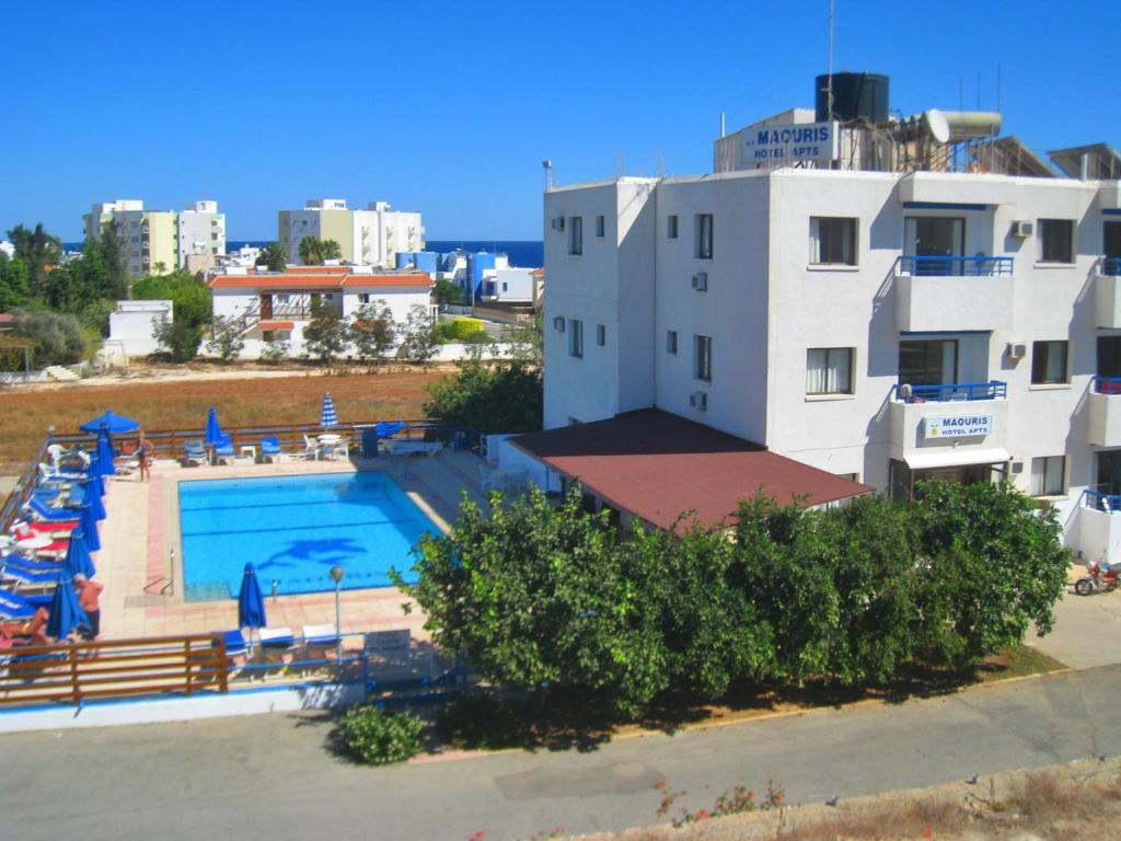 普罗塔拉斯Maouris Hotel Apartments的享有酒店和游泳池的景色