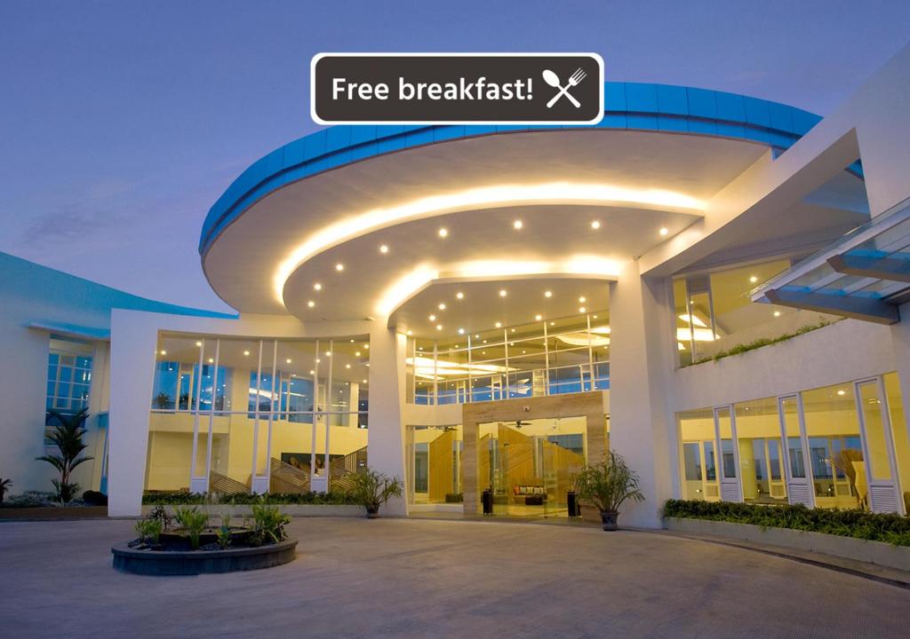 邦加槟港三提卡邦加酒店的一座大建筑,上面标有阅读免费早餐的标志