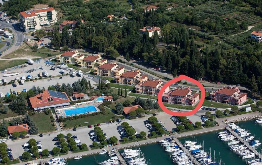 波尔托罗Apartment Residence Marina Portorož LEVANT 203的享有码头的空中景色,设有房屋和船只