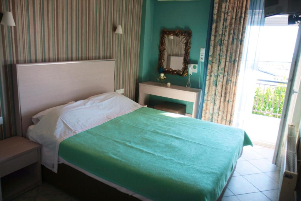 波托什Margarita's Rooms的一间卧室配有一张床、镜子和窗户