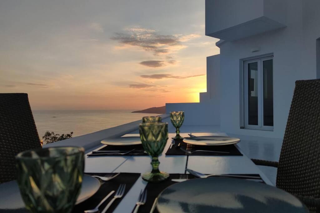 巴特斯欧Eolia luxury suites Andros的一张餐桌,享有海景