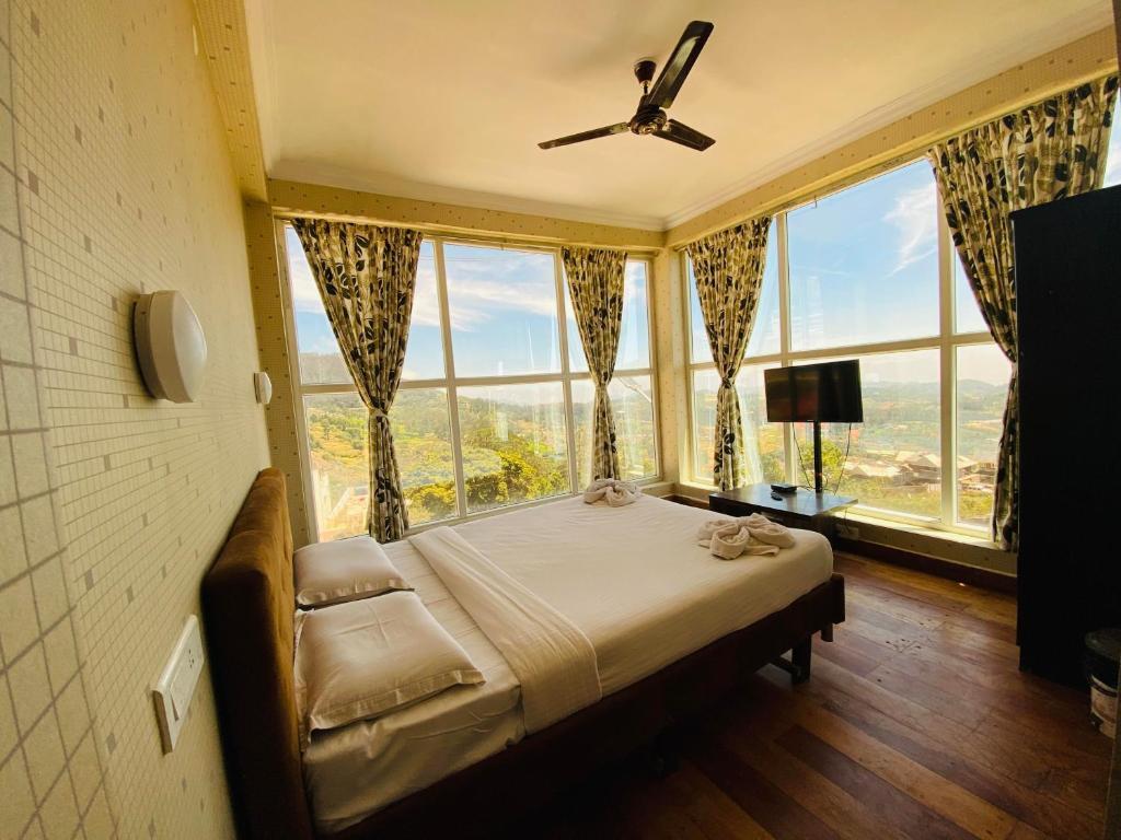 乌提Tulips Valley View Resorts的一间带大床的卧室
