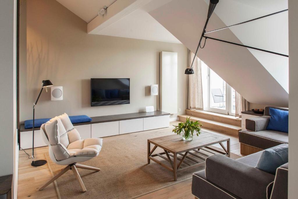 奥斯特西巴德钦诺维茨Larus Appartment Residenz Bellevue WG 5的带沙发和电视的客厅