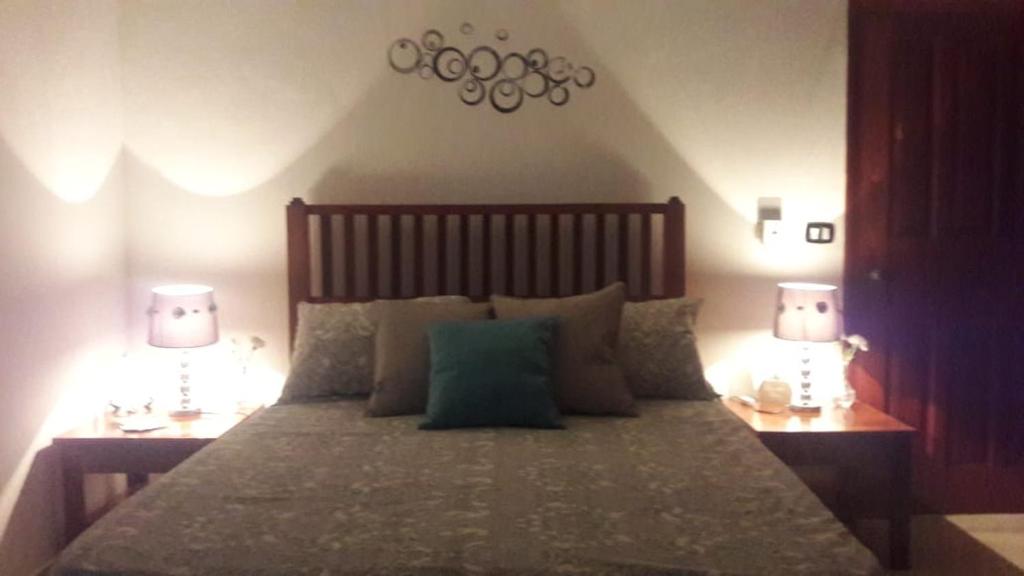 巴亚希贝Private Apartments in Caribe Dominicus solo adultos的一间卧室配有一张大床和两盏灯
