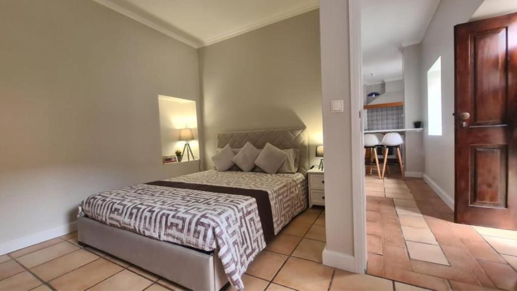 马希库Casa da Avó Duca的一间卧室设有一张大床和一个走廊