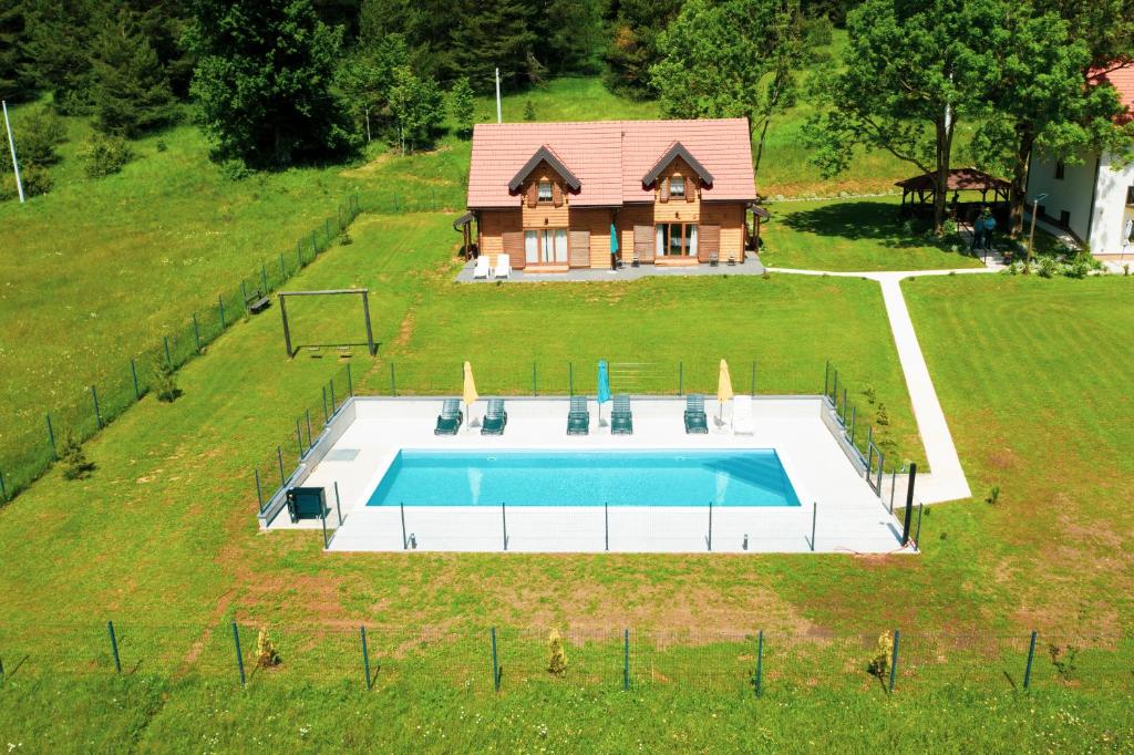 Donji Babin PotokPlaninske kuce Good Night的房屋前游泳池的顶部景色
