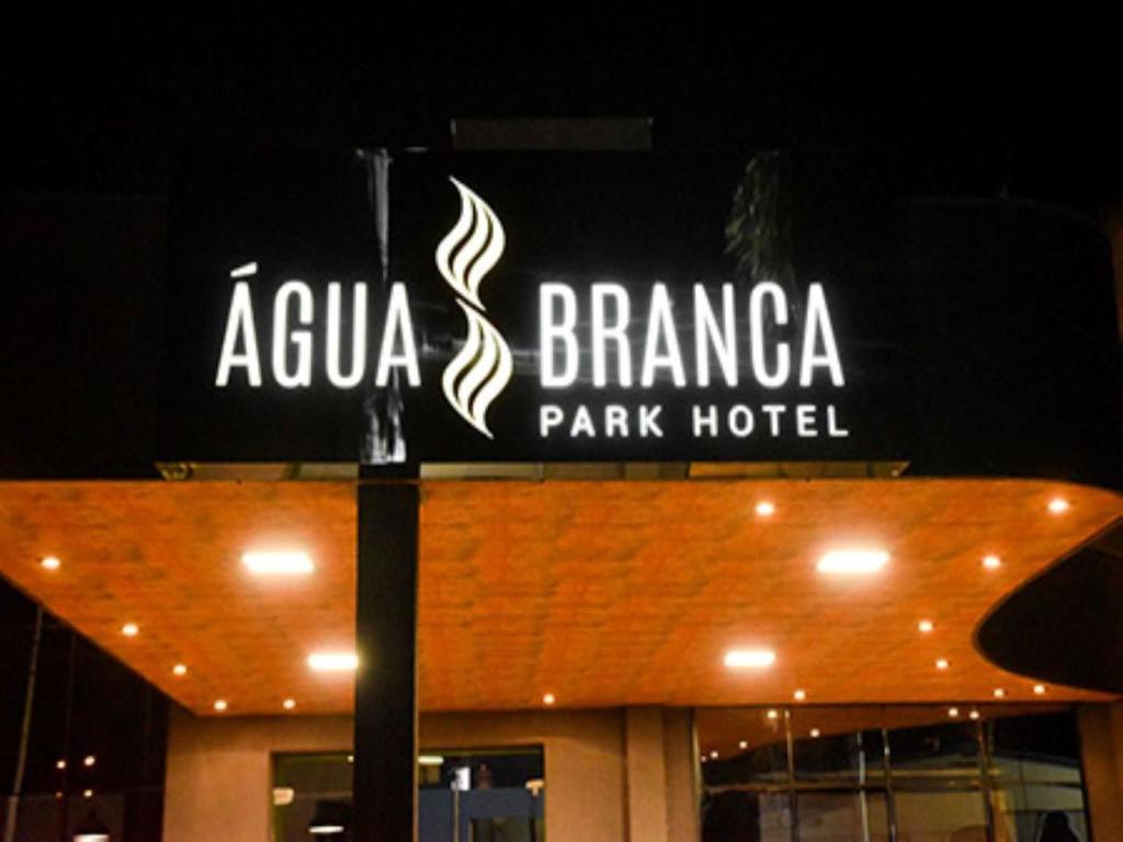 阿拉萨图巴Água Branca Park Hotel的黄铜公园酒店顶部的标志