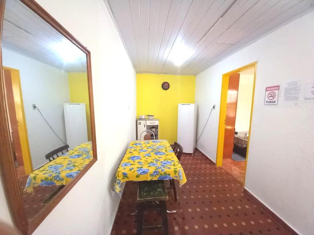 圣保罗Infinito House - Casa inteira的小房间设有桌子和镜子