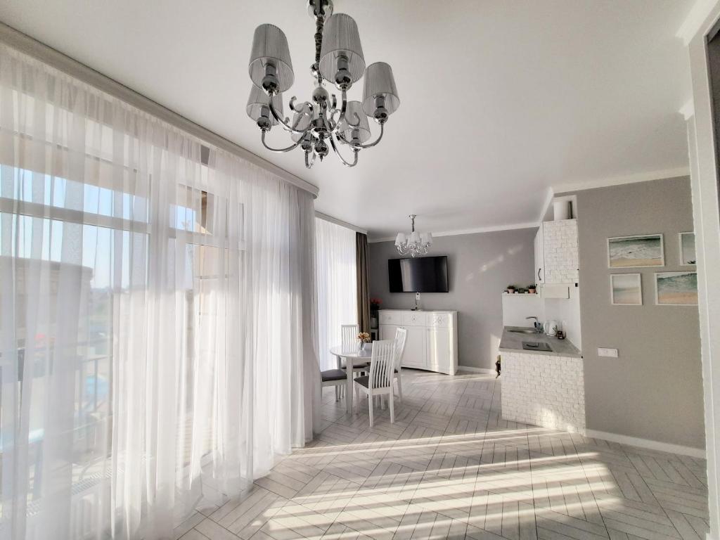 丰坦卡Luxury Apartments Park Fontanov的一间带吊灯的客厅和一间厨房