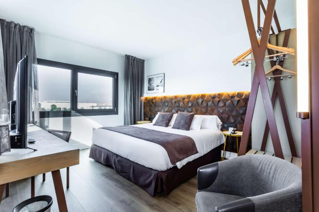 巴塞罗那阿尔法机场贝斯特韦斯特PLUS酒店的酒店客房配有一张床、一张桌子和一把椅子。