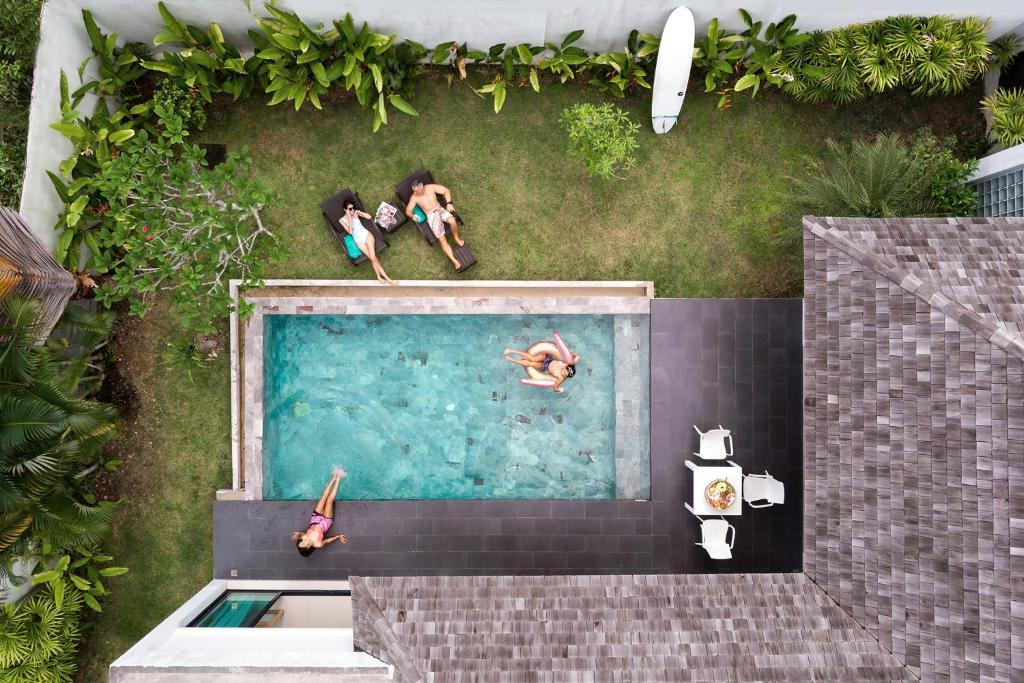 拉扬海滩度Layantara Resort, Phuket的一群人在游泳池游泳