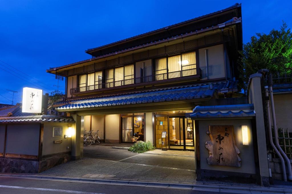 京都京都东山庄的街上的一座建筑