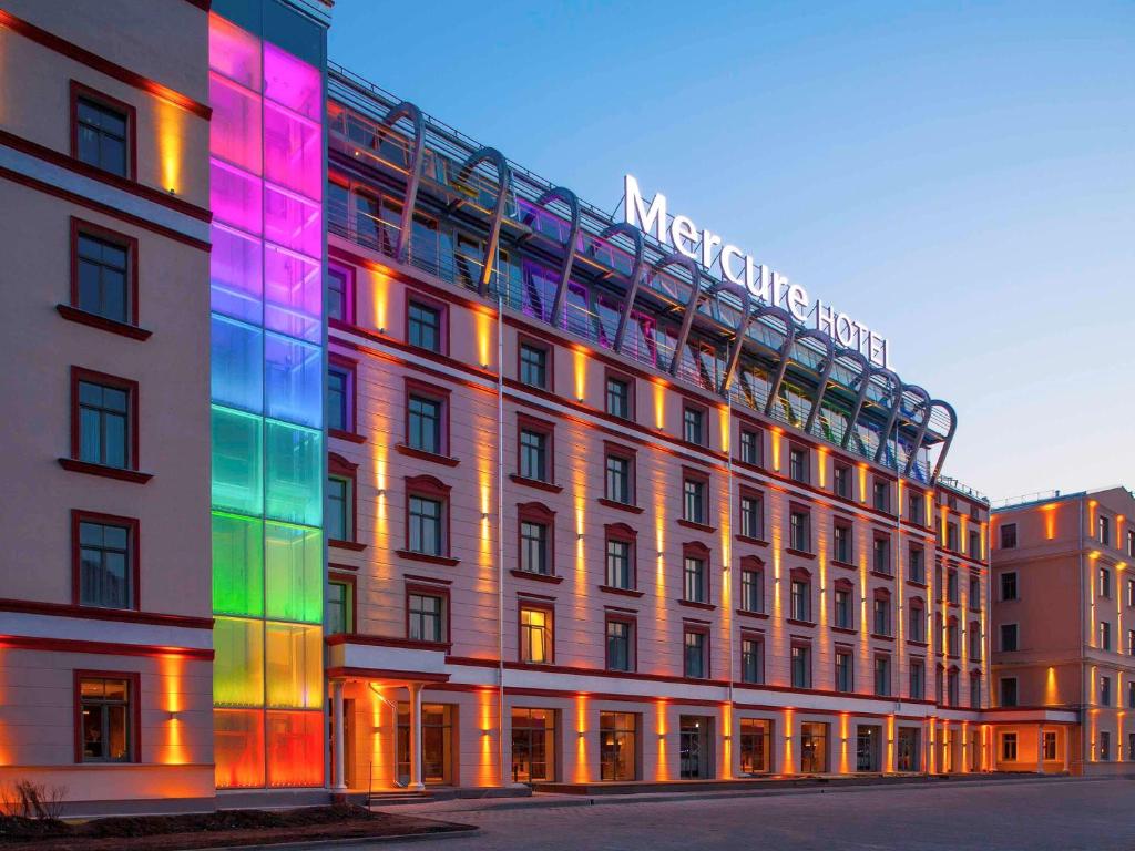 里加里加市中心美居酒店的建筑的侧面有彩色灯