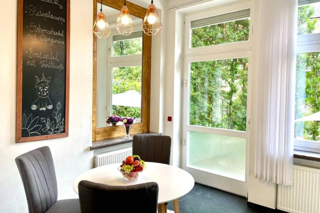 戈斯拉尔Villa Einhorn: Altstadt Loft mit privater Terrasse的一间带桌椅和窗户的用餐室