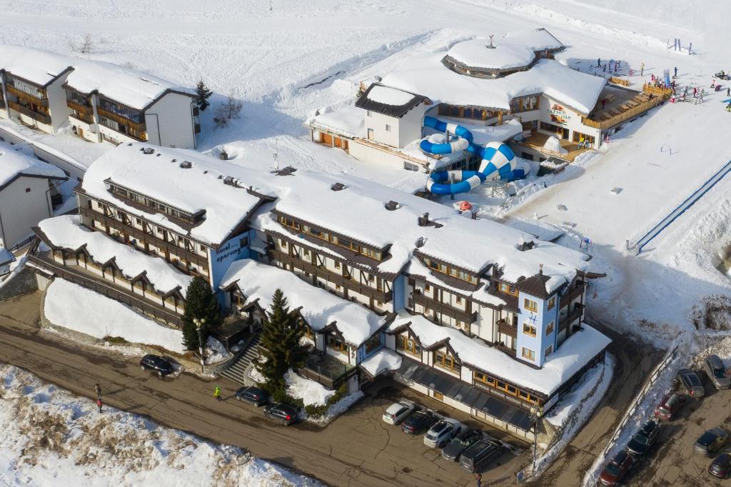 帕苏德尔托纳莱运动酒店的雪中酒店空中景观