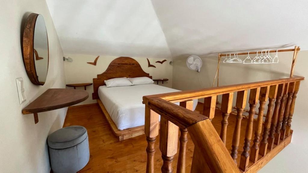 圣彼得罗斯SMAG Suites的一间卧室设有一张床和木制楼梯。
