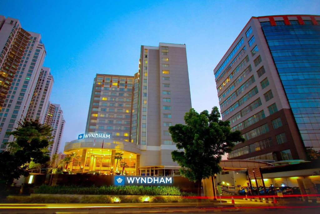 雅加达Wyndham Casablanca Jakarta的城市建筑的景观