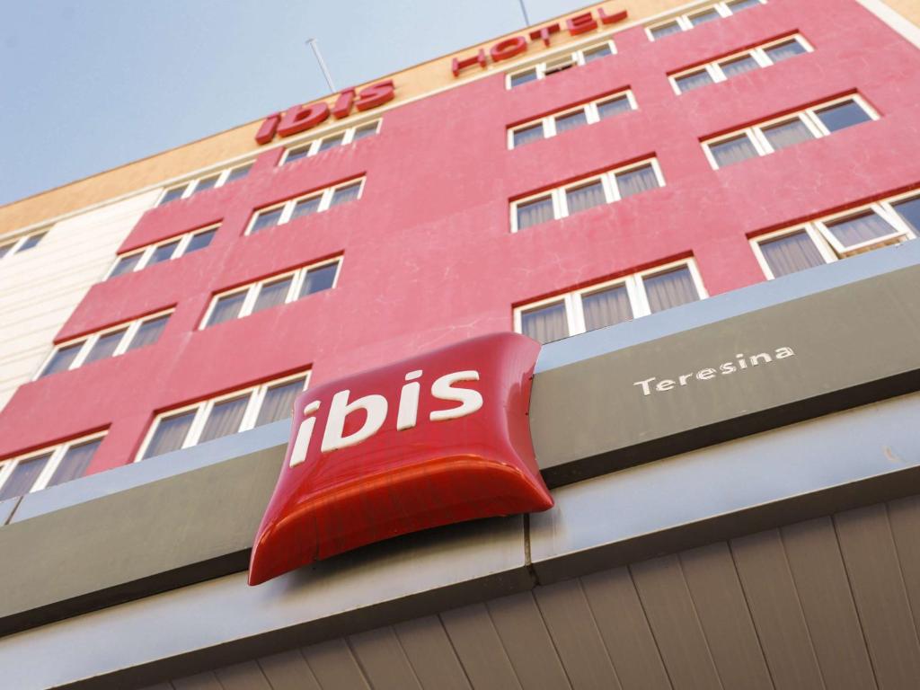 特雷西纳Ibis Teresina的大楼一侧的红色宜必思标志