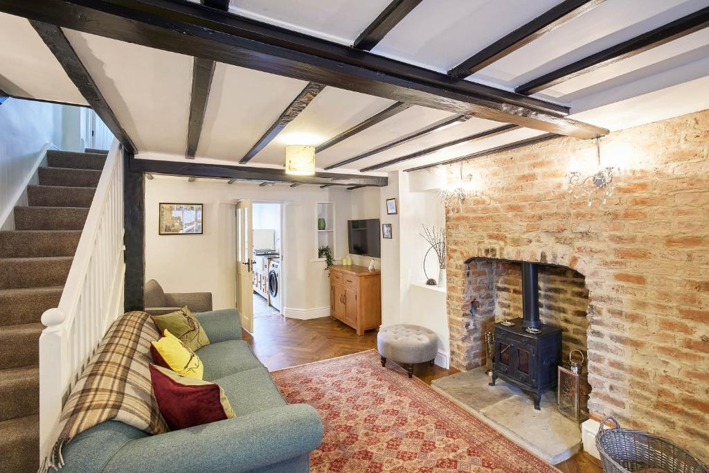 赫尔姆斯利Host & Stay - Willow Cottage的带沙发和壁炉的客厅