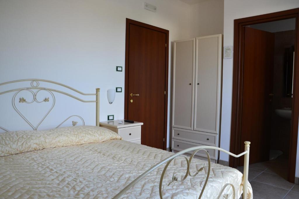 法萨诺Villa Lorenza的一间带白色床的卧室和一间浴室