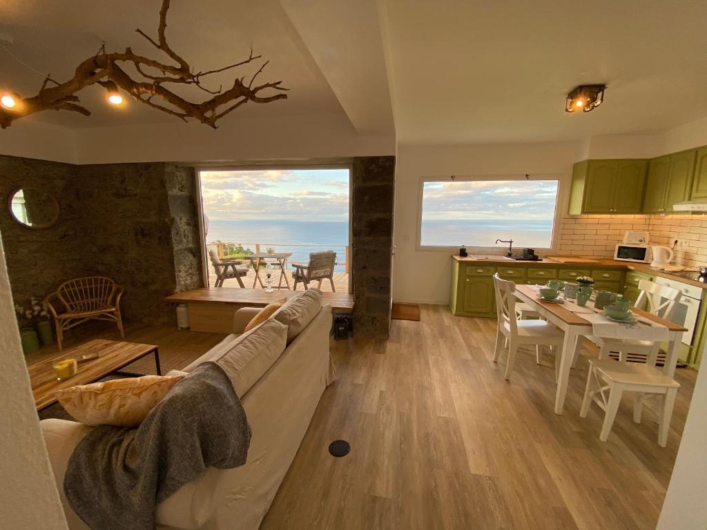 诺德什蒂Craftsman's House的带沙发和桌子的客厅以及厨房。