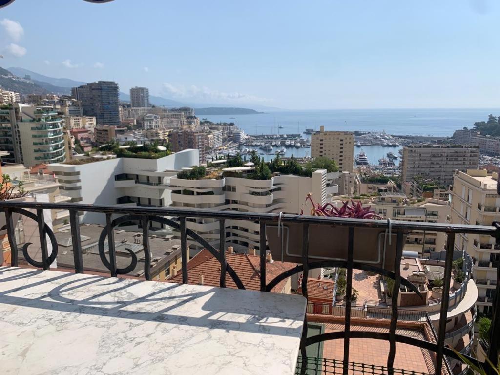 蒙特卡罗Plein coeur de Monaco, à 300 mètres à pied du port de Monaco, 4 pièces dans des escaliers vue mer exceptionnelle的阳台享有城市美景。