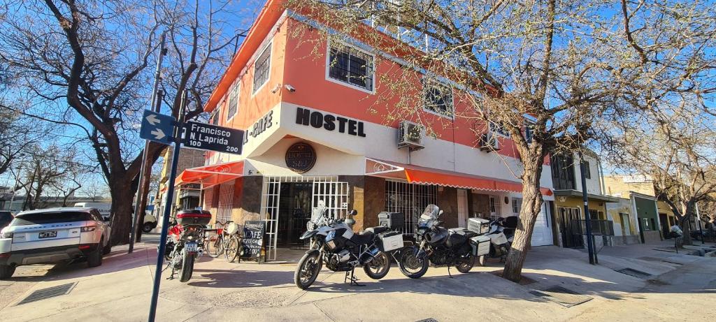 瓜伊马延Hostel S & J Mendoza的停在大楼前的一组摩托车