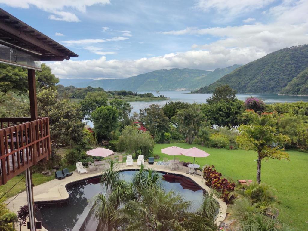 San Lucas TolimánHotel Toliman的享有湖景的带游泳池的度假村