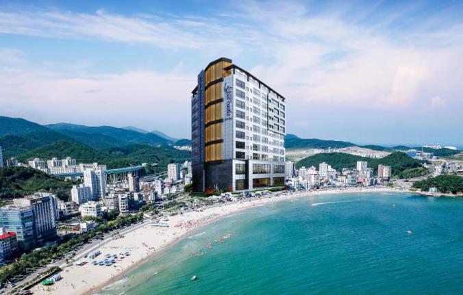 釜山Songjeong Blue Castle Hotel的海边的一座建筑