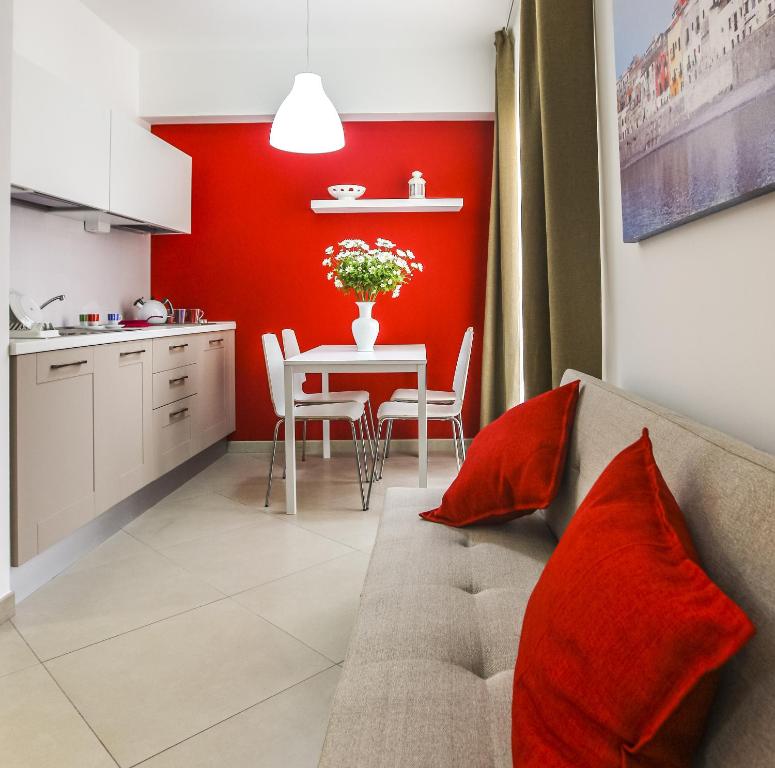 特拉帕尼西窗酒店的一间厨房和带红色墙的用餐室