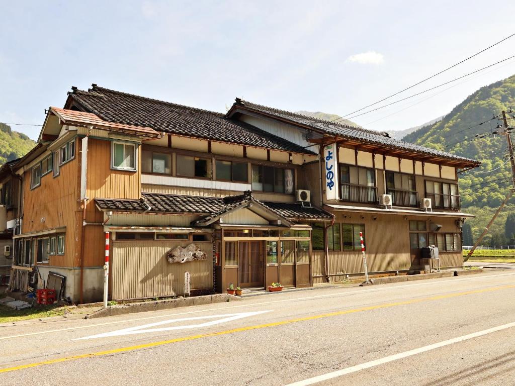 南砺富山県 よしのや旅館的山边街道上的建筑