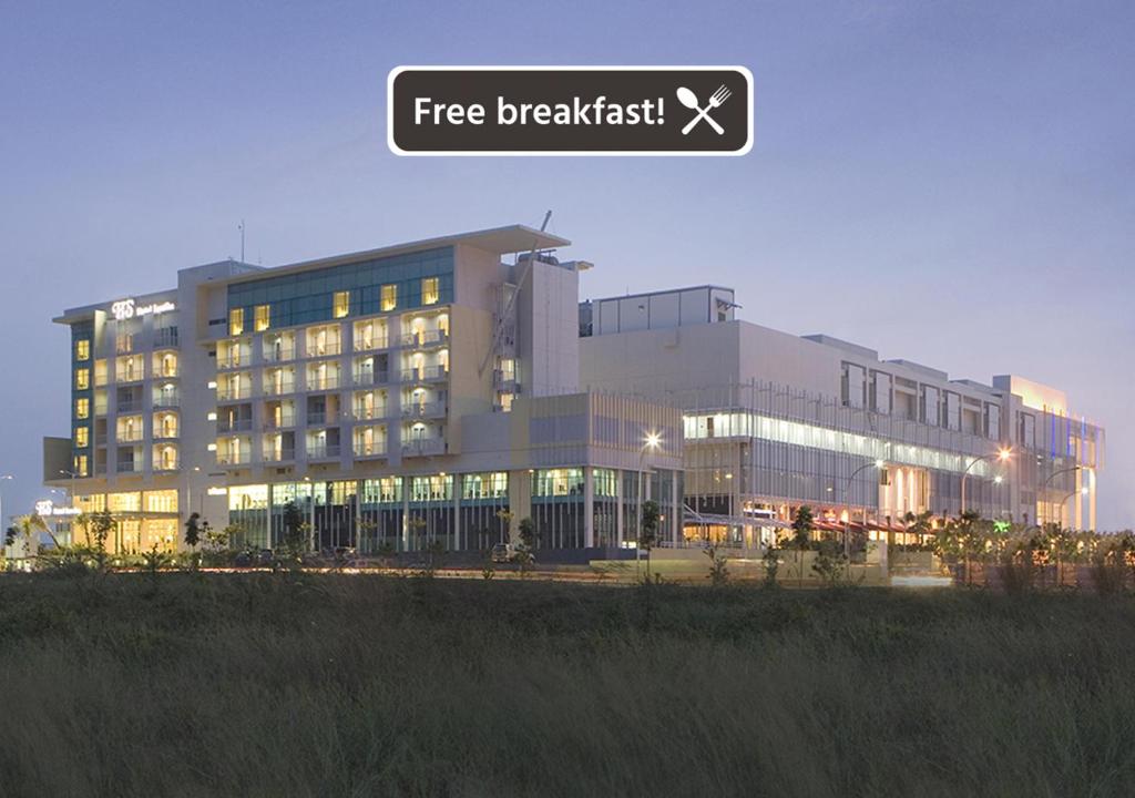塞尔蓬塞尔蓬BSD城珊迪卡酒店的一座大建筑,上面标有阅读免费早餐的标志