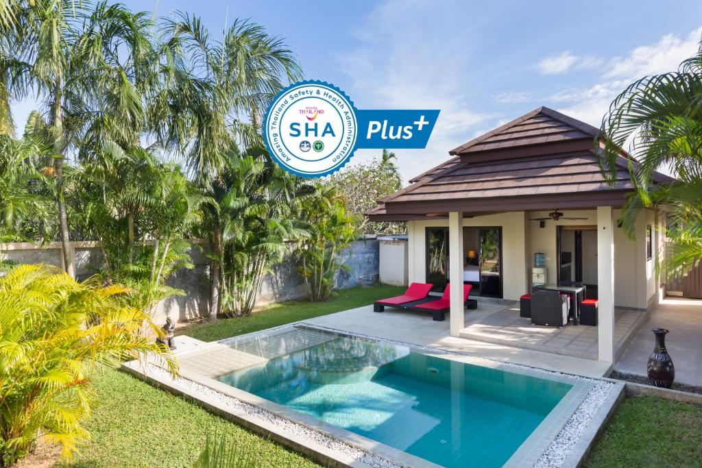 拉威海滩Phuket Pool Residence - Adults only的庭院内带游泳池的别墅