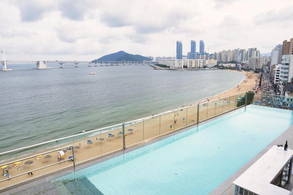釜山水皇宫酒店的海滩和海洋旁的游泳池