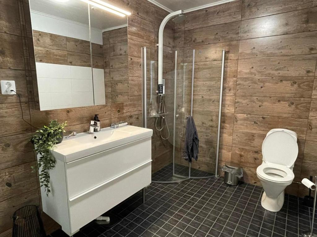 玛丽港Torggatan 54的浴室配有卫生间、盥洗盆和淋浴。