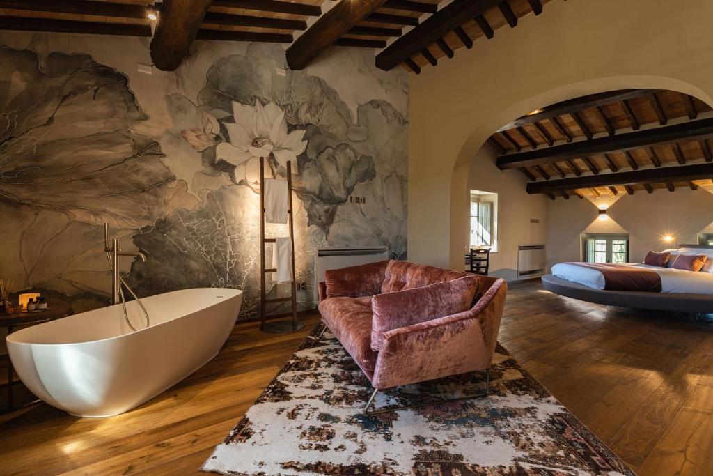 圣奎里科-多尔恰Sce Quiríc的带浴缸的浴室和卧室