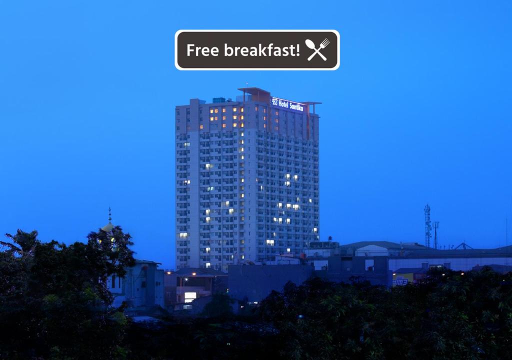 德波德波珊迪卡酒店的上面有免费早餐标志的高楼