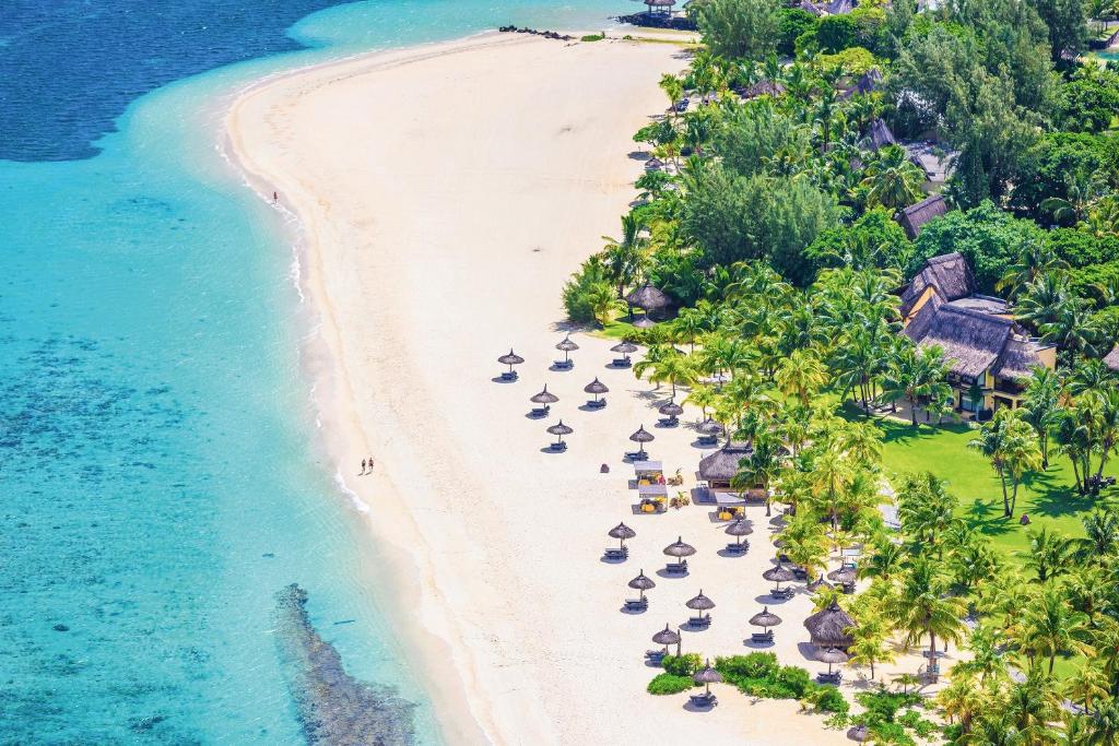 勒莫尔尼Dinarobin Beachcomber Golf Resort & Spa的蓬塔卡纳高级度假村享有海滩的空中景致