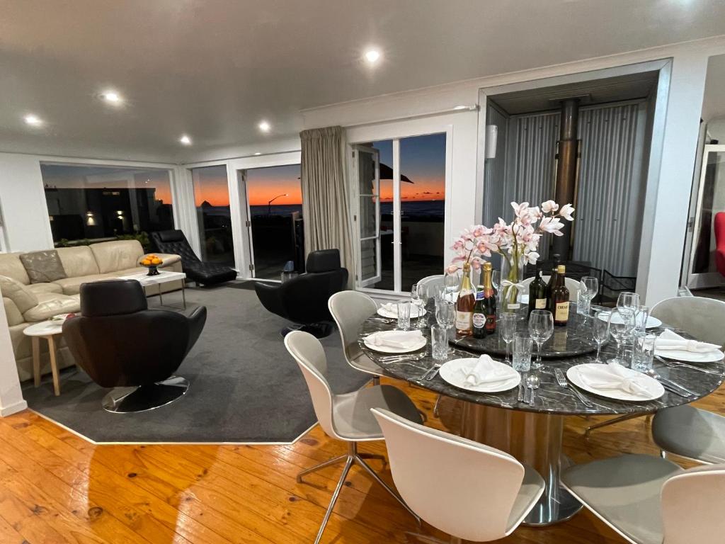 新普利茅斯海滨东区海滨度假屋的客厅配有桌椅和沙发
