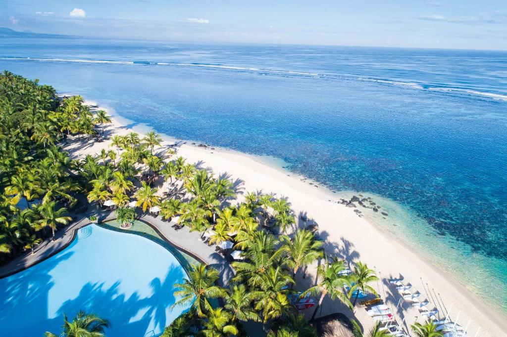 潘托皮芒Victoria Beachcomber Resort & Spa的享有棕榈树海滩和大海的空中景致