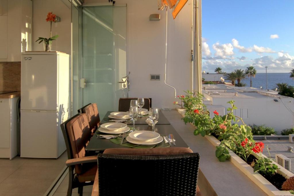 圣阿古斯丁Magical Sea View Accommodation Gran Canaria的一张餐桌,享有海景