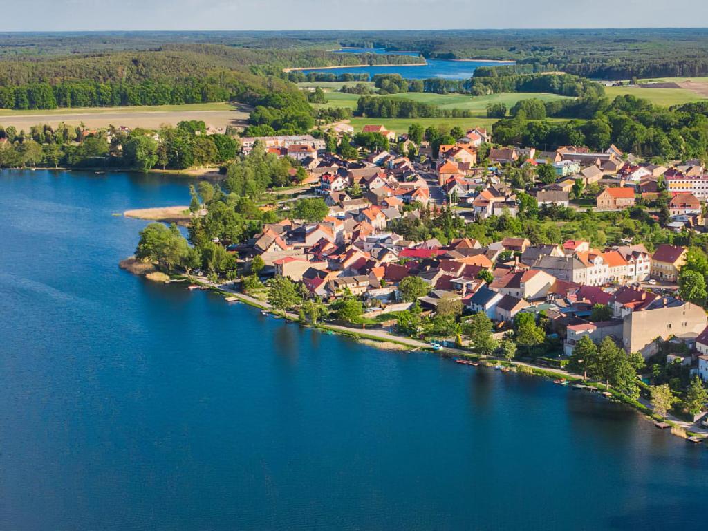 普什切夫Nad Jeziorem Kochle的享有湖泊上城镇的空中景致