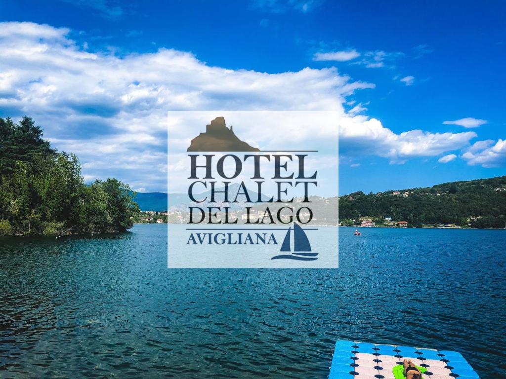 阿维利亚纳Hotel Chalet del Lago的湖上酒店标志